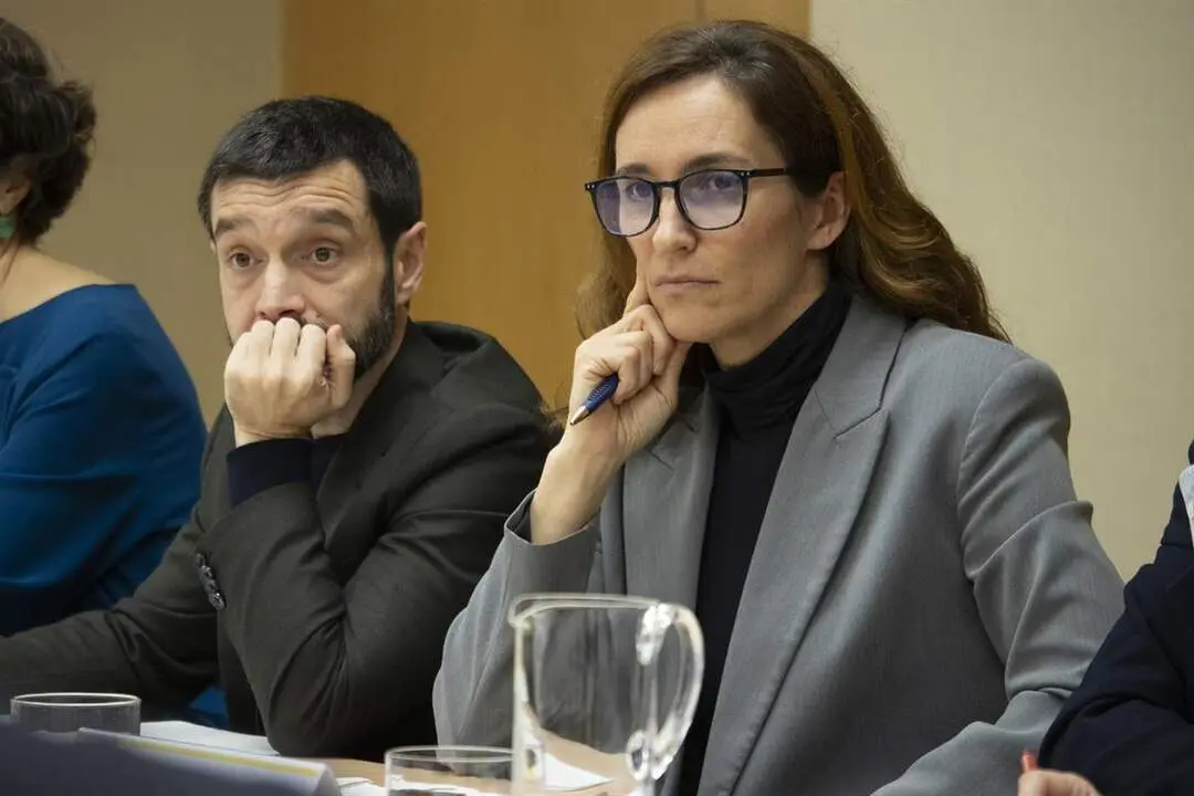 Pablo Bustinduy y Mónica García, en la reunión con la confederación estatal de personas afectadas por ELA