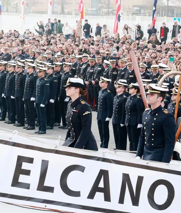 El buque Juan Sebastián de Elcano parte hacia América con la princesa Leonor a bordo