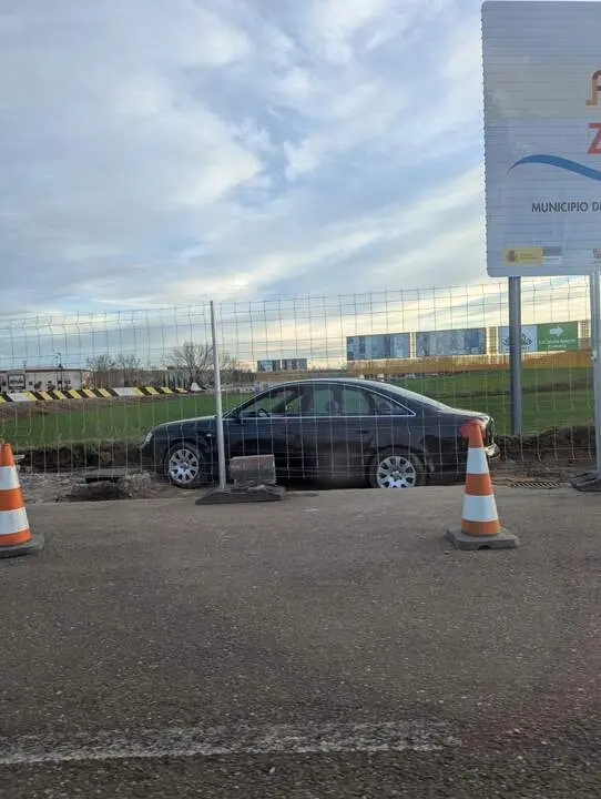 coche en una zanja