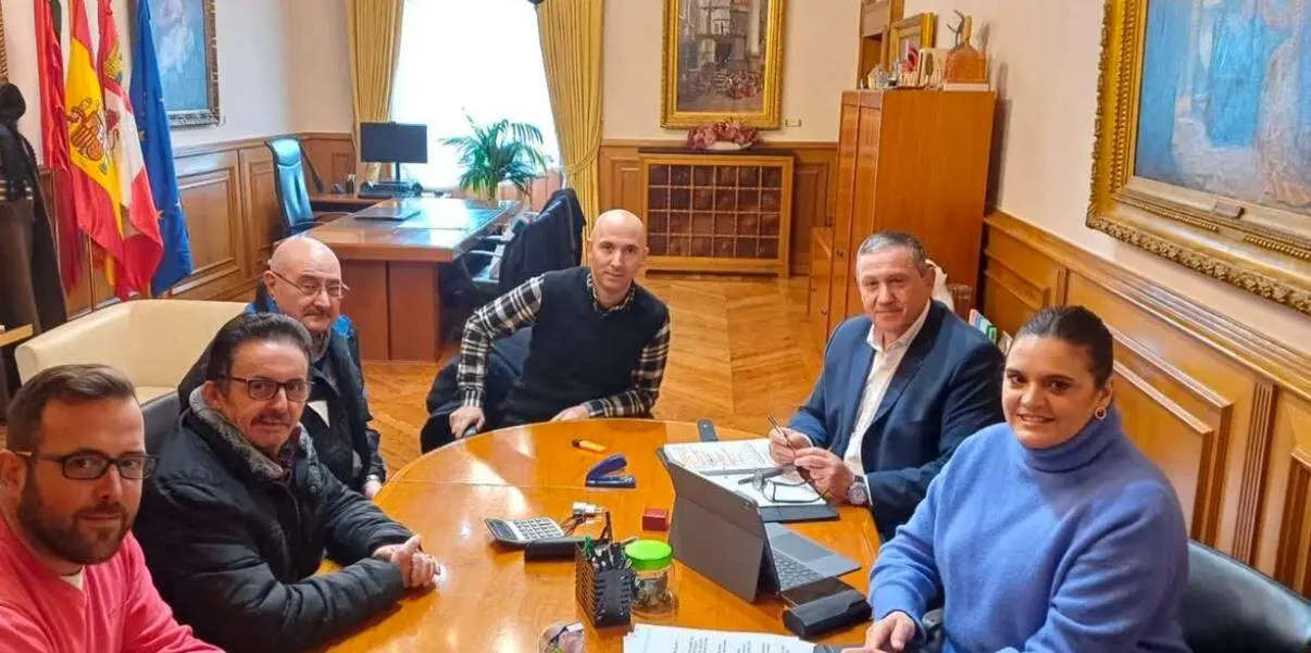 La Cofradía de Jesús Nazareno y Ánimas de la Campanilla de Toro presenta sus inquietudes e iniciativas en la Diputación de Zamora