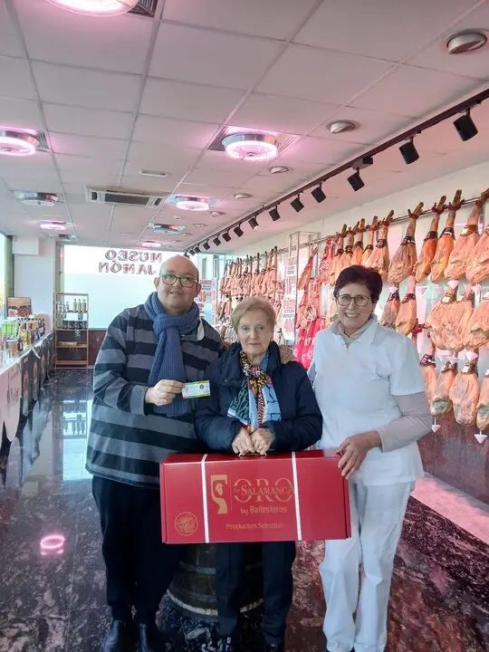 Teresa Román gana el lote donado por Embutidos Ballesteros en el sorteo solidario contra el cáncer en Toro