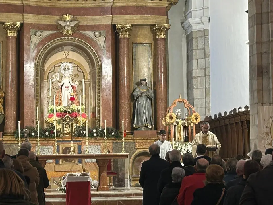 Cinco nuevos hermanos reciben la medalla de la Cofradía de Nuestra Madre de las Angustias