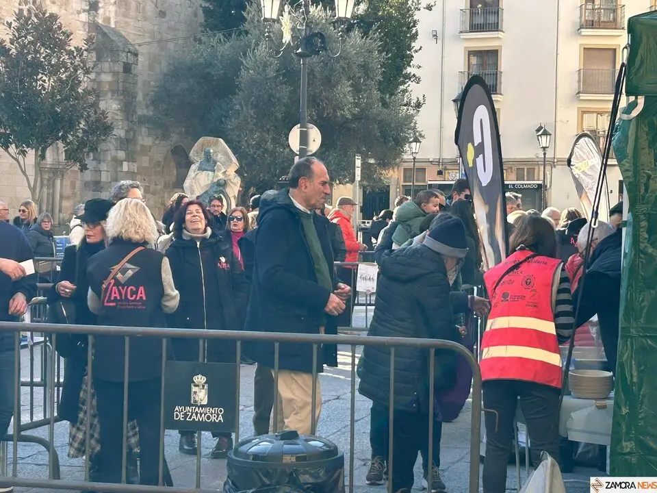 La Sanantonada solidaria reúne a decenas de personas en la Plaza Mayor