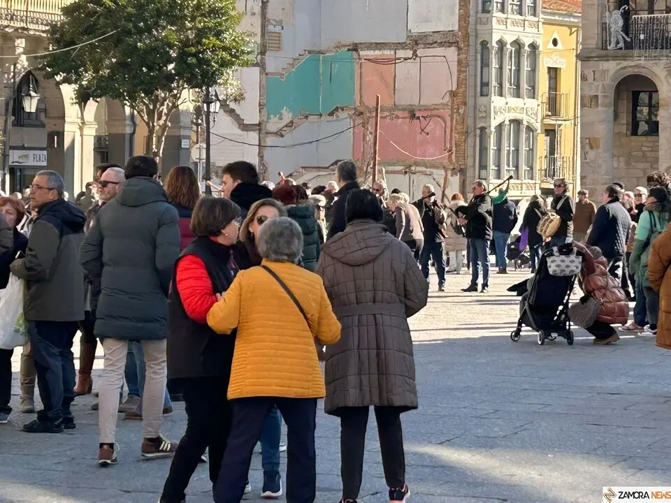 La Sanantonada solidaria reúne a decenas de personas en la Plaza Mayor