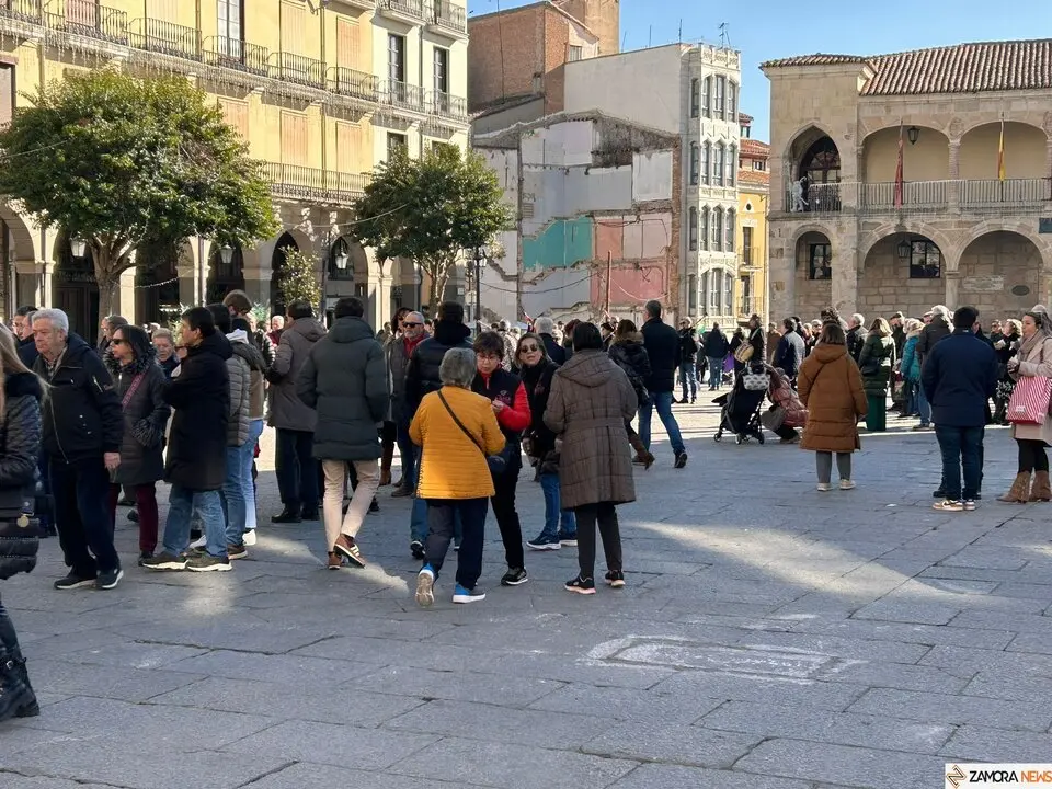 La Sanantonada solidaria reúne a decenas de personas en la Plaza Mayor