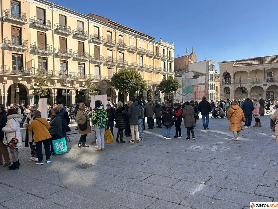 La Sanantonada solidaria reúne a decenas de personas en la Plaza Mayor