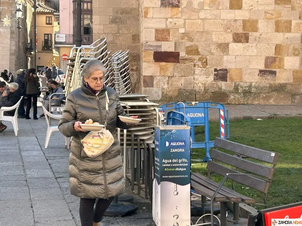 La Sanantonada solidaria reúne a decenas de personas en la Plaza Mayor