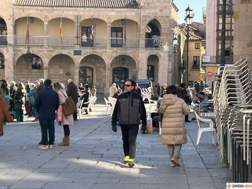 La Sanantonada solidaria reúne a decenas de personas en la Plaza Mayor