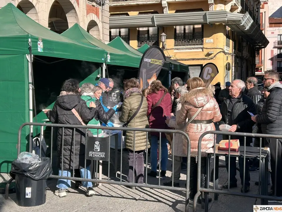 La Sanantonada solidaria reúne a decenas de personas en la Plaza Mayor