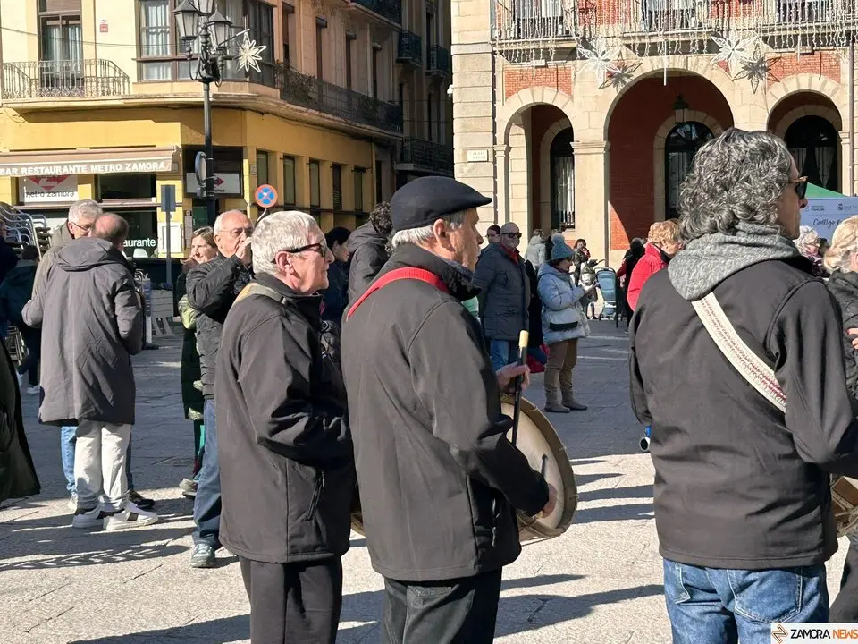 La Sanantonada solidaria reúne a decenas de personas en la Plaza Mayor