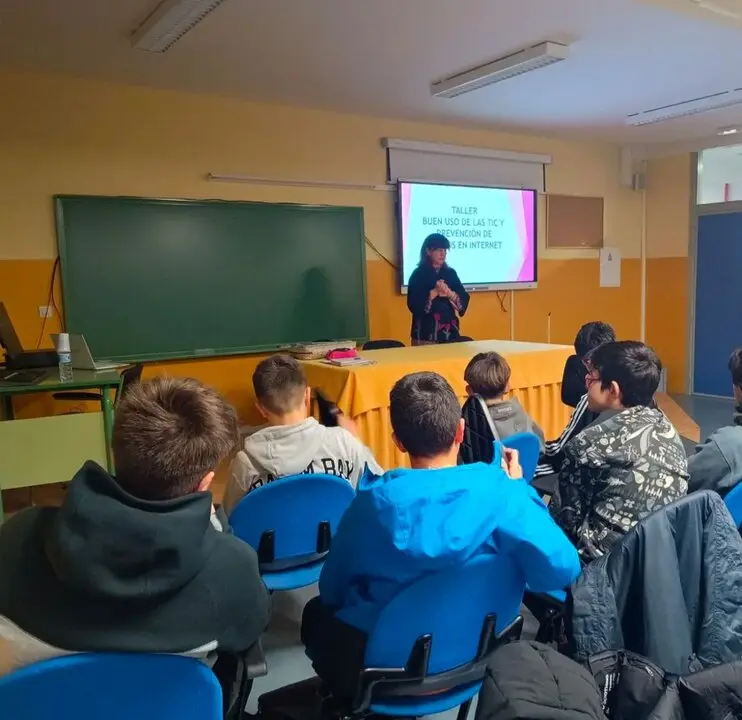 Alumnos del IES Los Valles de Camarzana de Tera participan en talleres de seguridad vial y digital