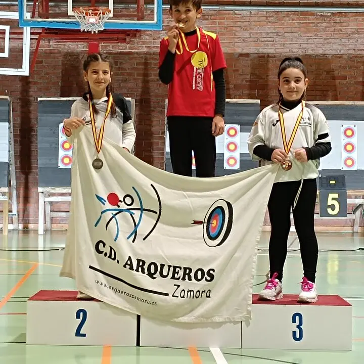 Valeria y Mía disfrutando del podio y medallas