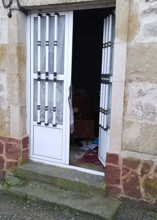 puerta abierta de una casa después de que hayan entrado a robar