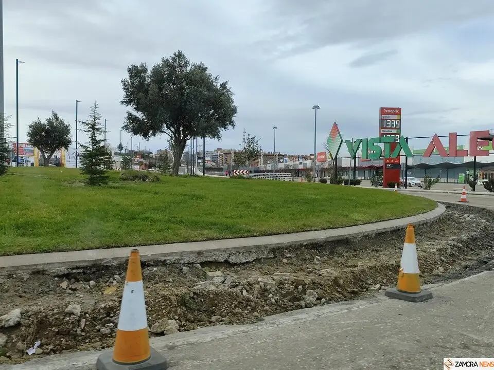 Rotonda de la Avenida de Requejo en obras