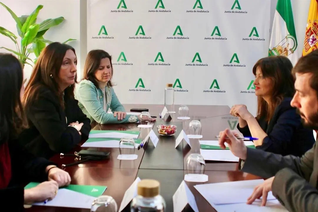 La ministra de Juventud e Infancia, Sira Rego, durante la reunión con consejera de Inclusión Social, Juventud, Familias e Igualdad de la Junta de Andalucía, Loles López