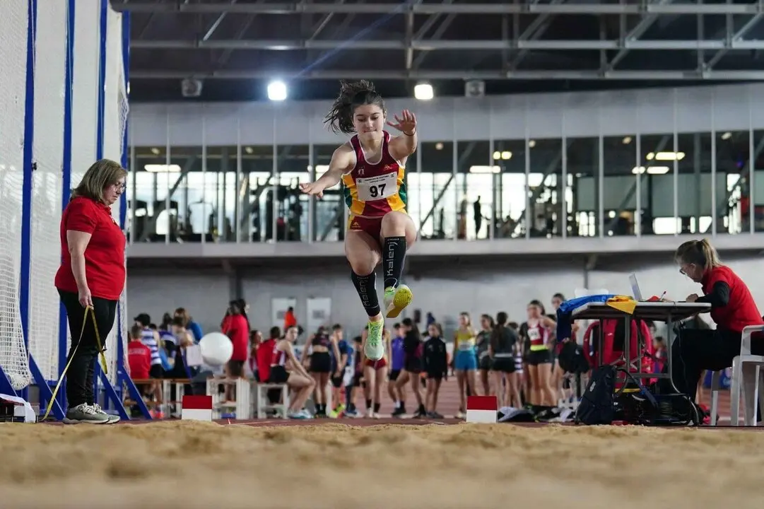 Carla Dominguez Membibre en un momento de su salto