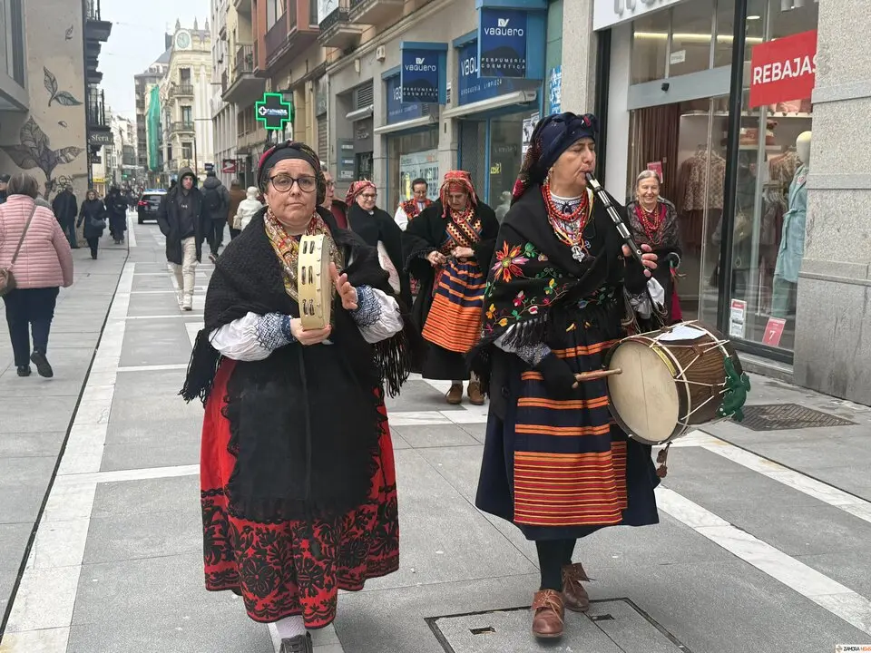 Las águedas pasean por el centro de la ciudad al ritmo de la pandereta