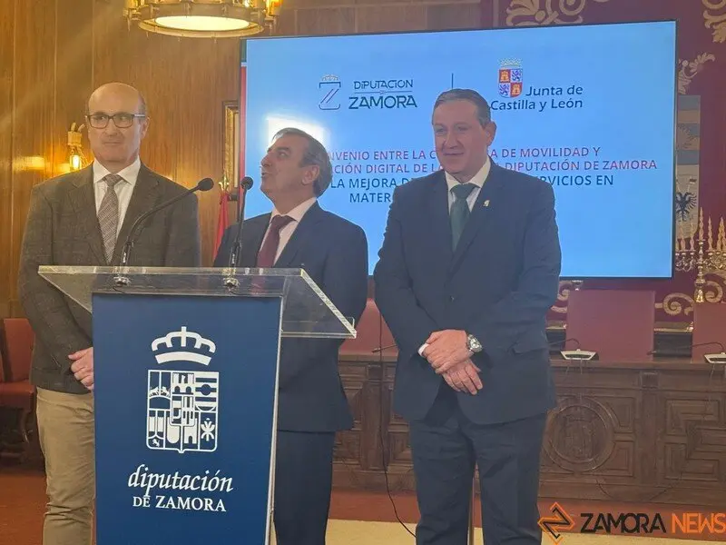 El consejero de Movilidad y Transformación Digital, José Luis Sanz Merino, y el presidente de la Diputación de Zamora, Javier Faúndez
