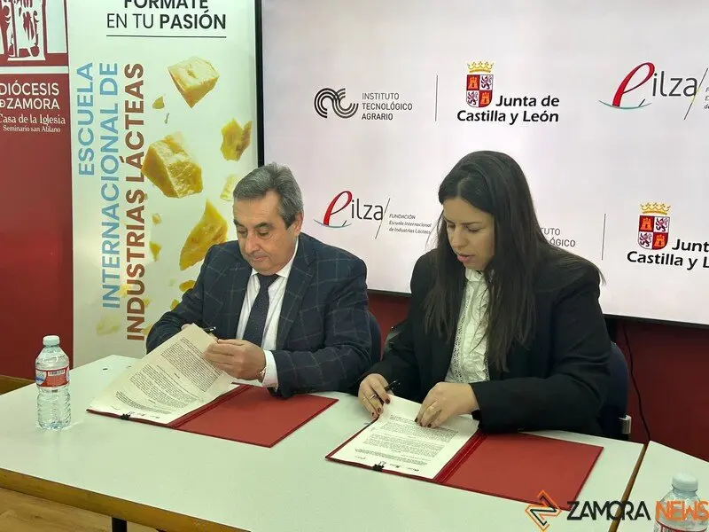 El director general del Instituto Tecnológico Agrario de Castilla y León (ITACyL), Rafael Sáez, firma un convenio con la Escuela Internacional de Industrias Lácteas (EILZA)