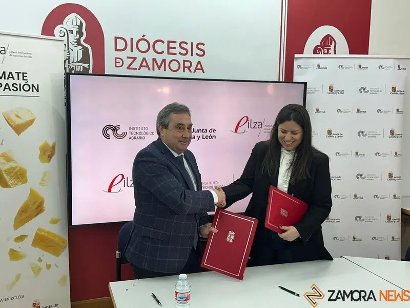 El director general del Instituto Tecnológico Agrario de Castilla y León (ITACyL), Rafael Sáez, firma un convenio con la Escuela Internacional de Industrias Lácteas (EILZA)