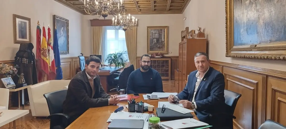 Javier Faúndez  con el alcalde de Casaseca de las Chanas, Vicente Ángel Bernardo Velasco