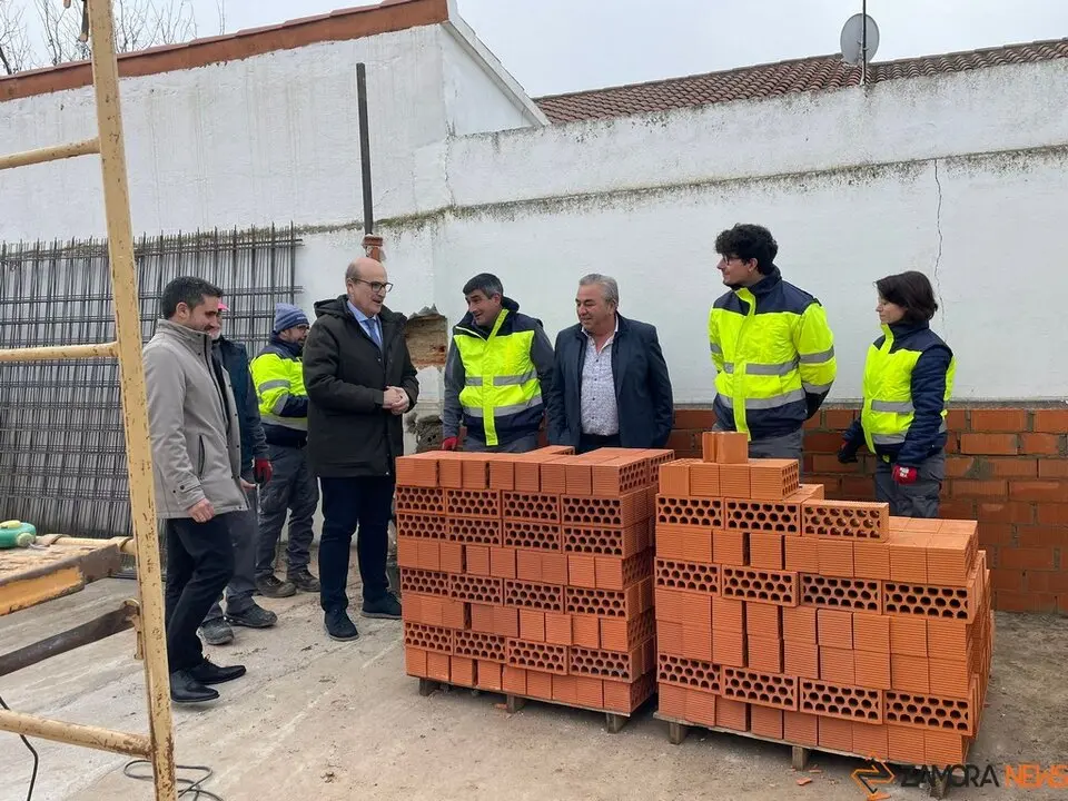 El delegado territorial de la Junta en Zamora, Fernando Prada, acompañado por el alcalde de Villaralbo, Santiago Lorenzo, y el gerente provincial del Ecyl, Efrén Fernandez villaralbo