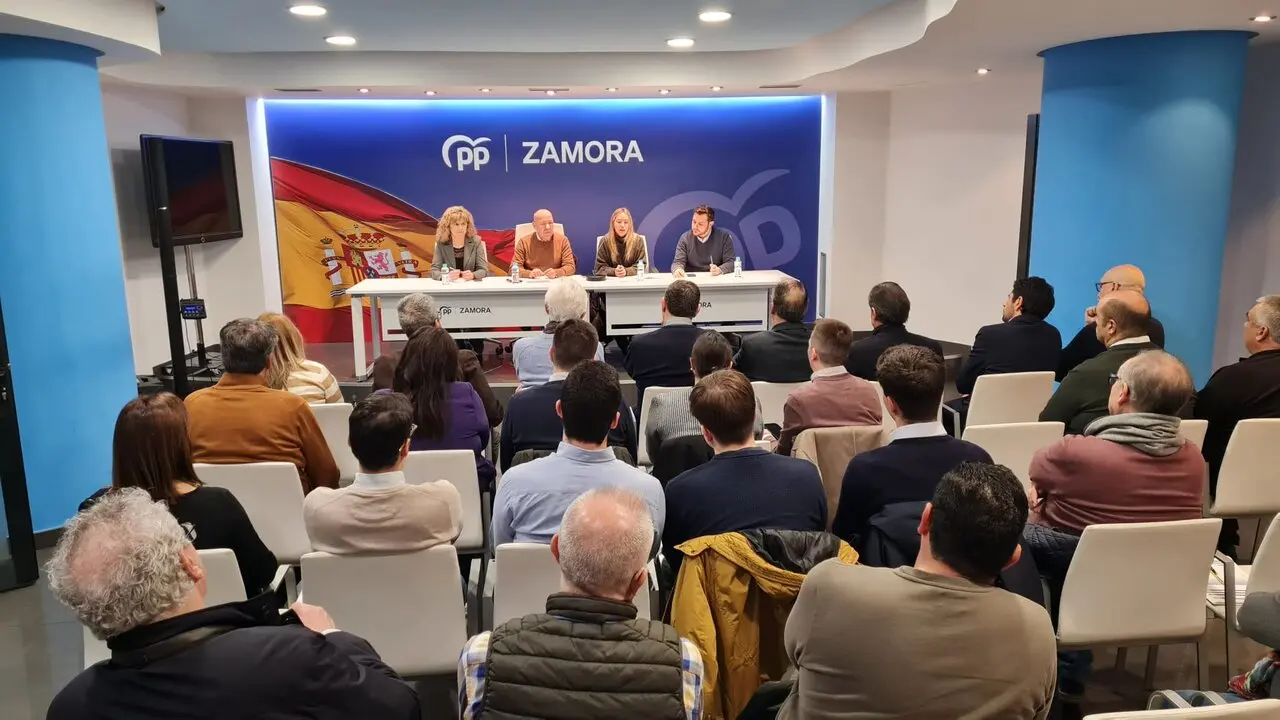 Noelia Núñez junto con el PP de Zamora
