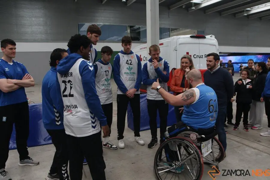 Los jugadores del CB Zamora se suman al baloncesto adaptado en FITECU_5