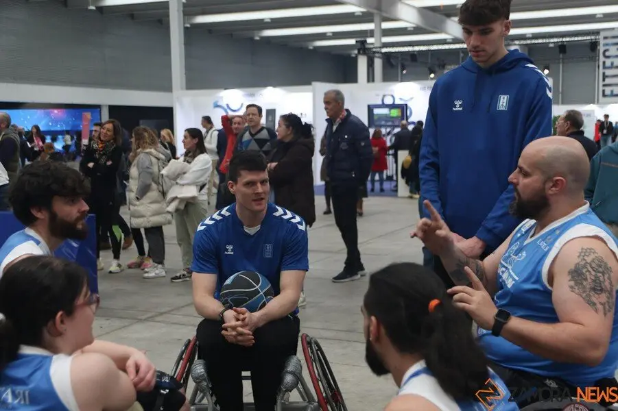 Los jugadores del CB Zamora se suman al baloncesto adaptado en FITECU_13