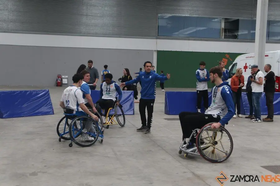 Los jugadores del CB Zamora se suman al baloncesto adaptado en FITECU_15