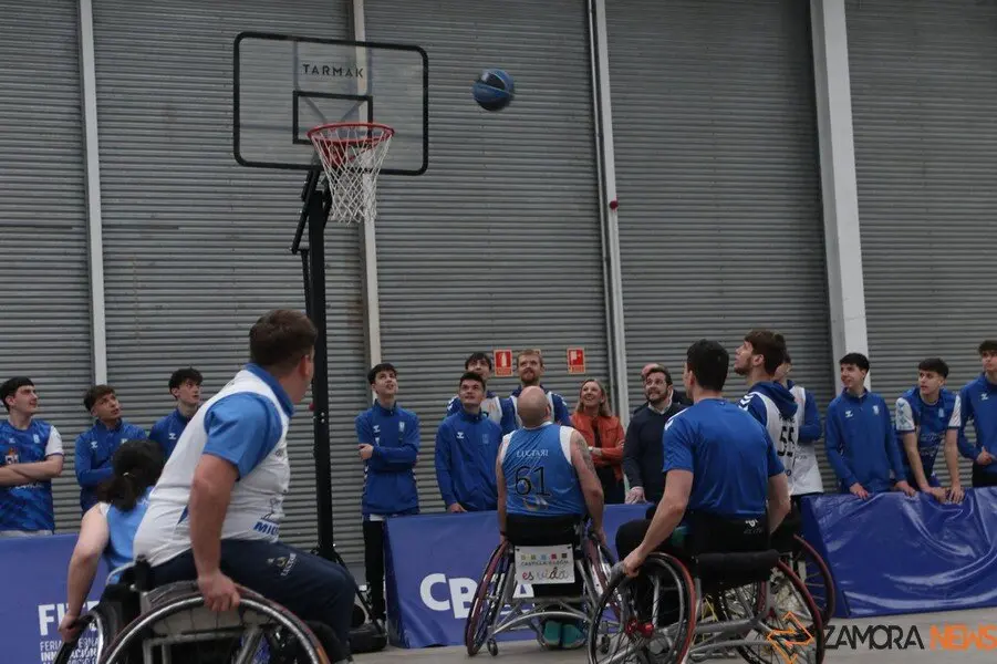Los jugadores del CB Zamora se suman al baloncesto adaptado en FITECU_26