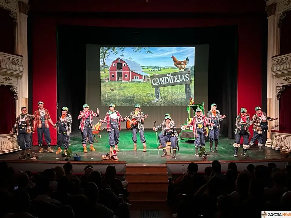 "Las Candilejas" arrancan la tarde de murgas en el Teatro Principal
