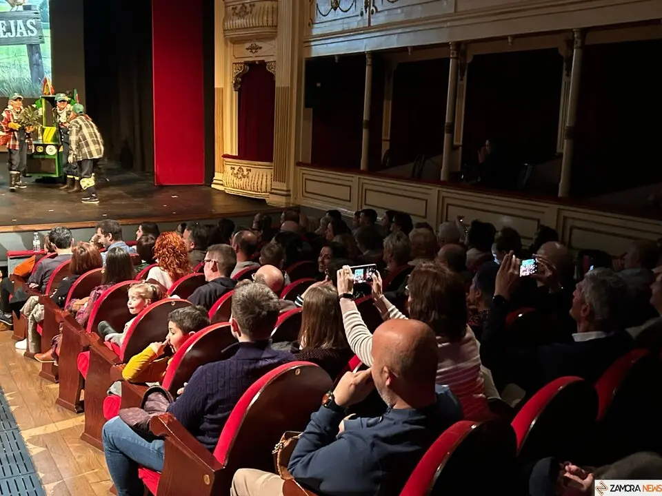 "Las Candilejas" arrancan la tarde de murgas en el Teatro Principal