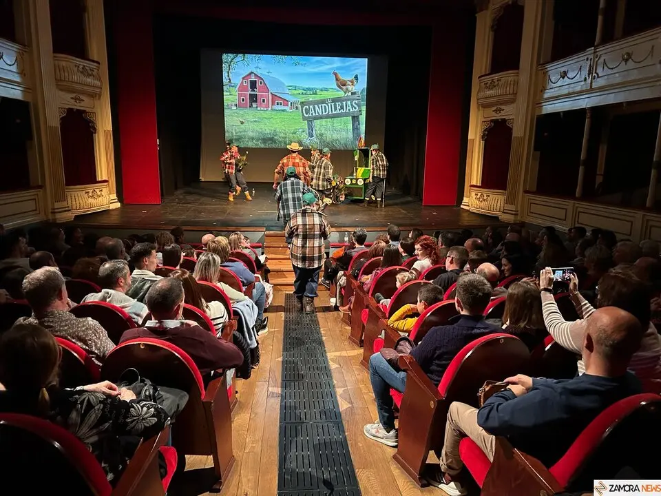 "Las Candilejas" arrancan la tarde de murgas en el Teatro Principal