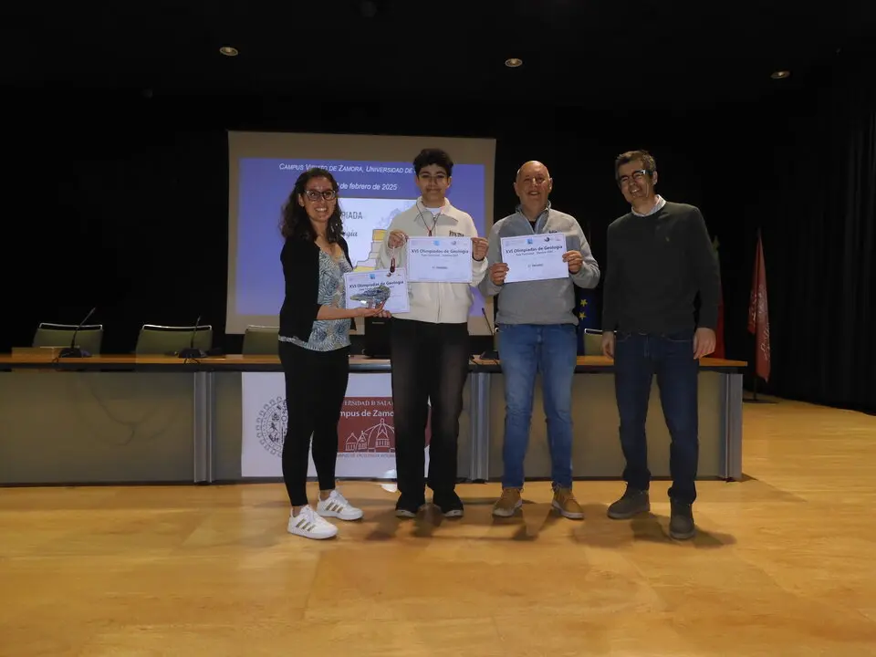 Uno de los ganadores con sus profesores