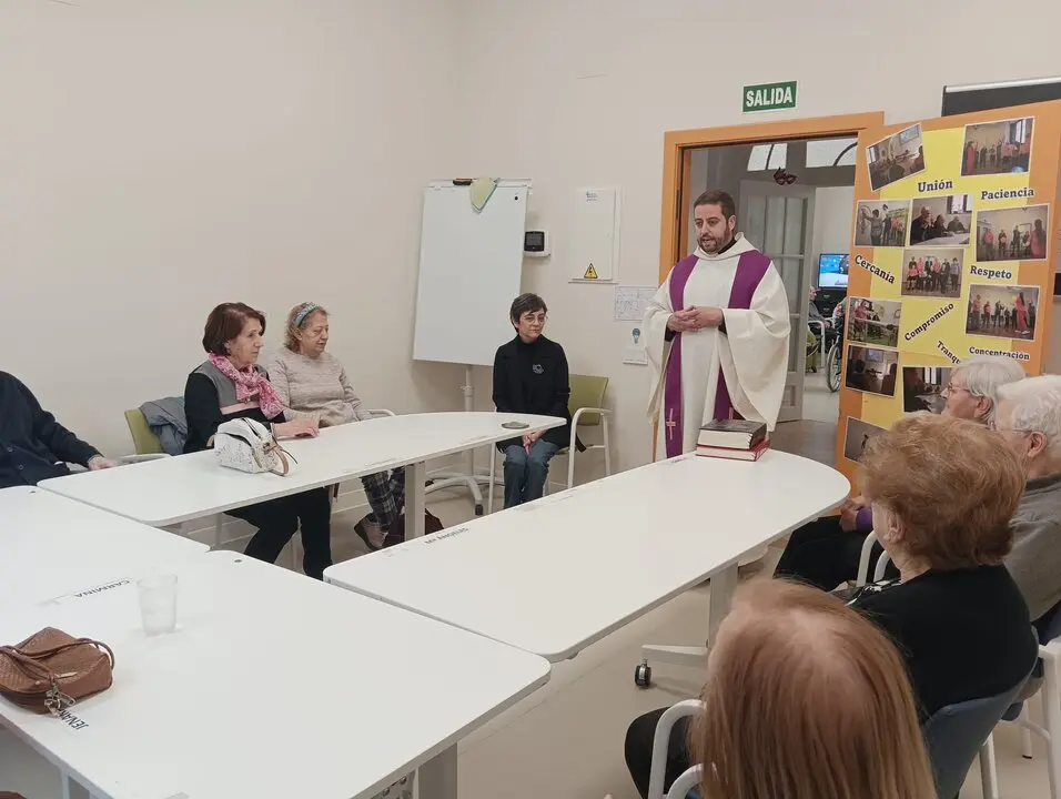 El párroco Pedro Faúndez impone la ceniza