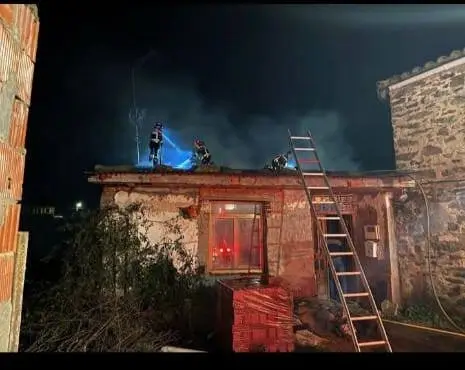 Una casa en Figueruela de Abajo arde de madrugada