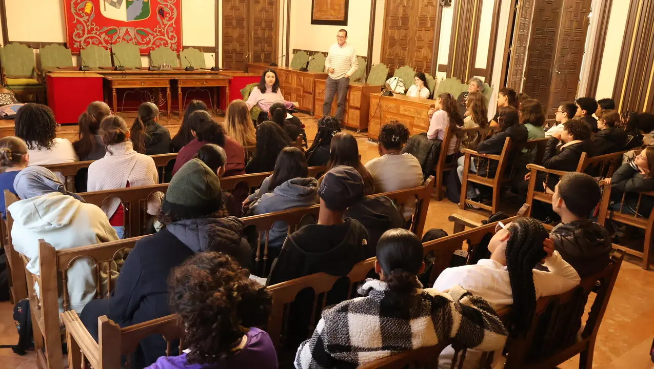 Alumnos y profesores de Isla Reunión visitan el Ayuntamiento de Zamora