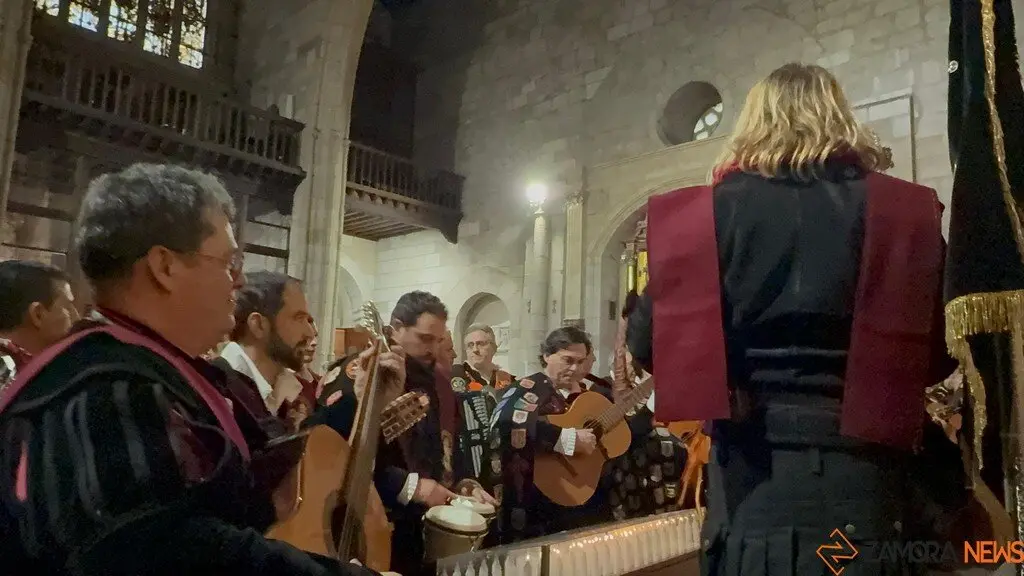 Acto de la acto de presentación de los niños a la Virgen de la Soledad y actuación de la tuna
