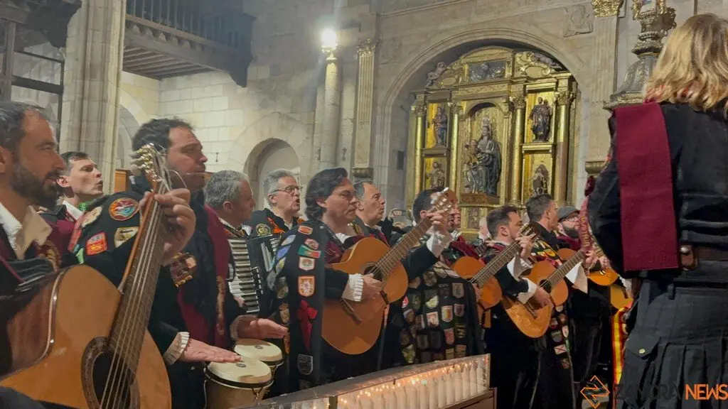 Acto de la acto de presentación de los niños a la Virgen de la Soledad y actuación de la tuna_7