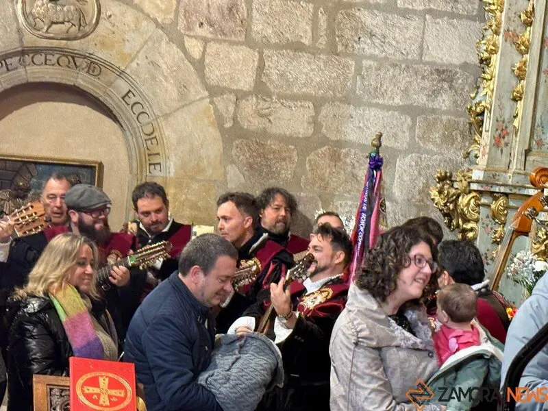 Acto de la acto de presentación de los niños a la Virgen de la Soledad y actuación de la tuna_28