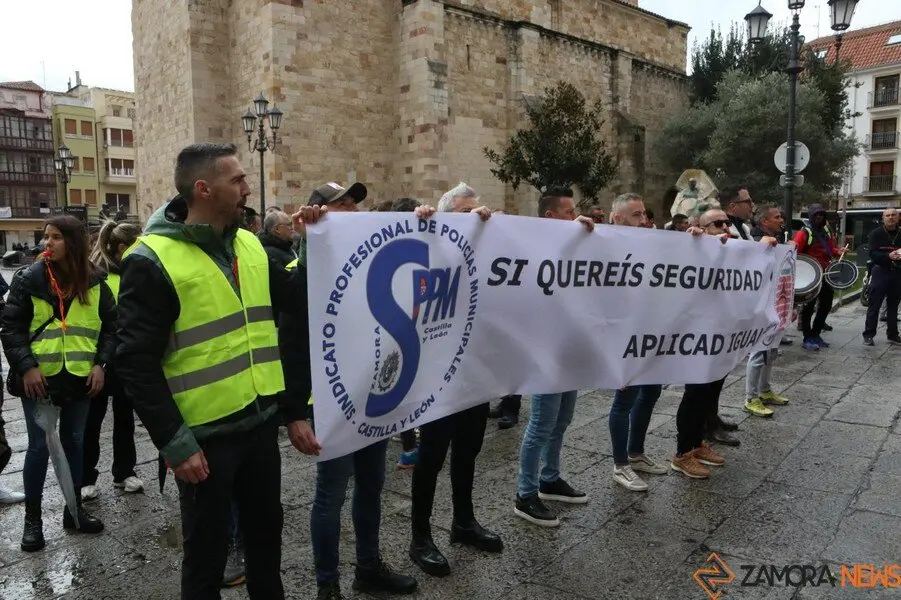 bomberos y policías se manifiestan en la plaza mayor de Zamora_8