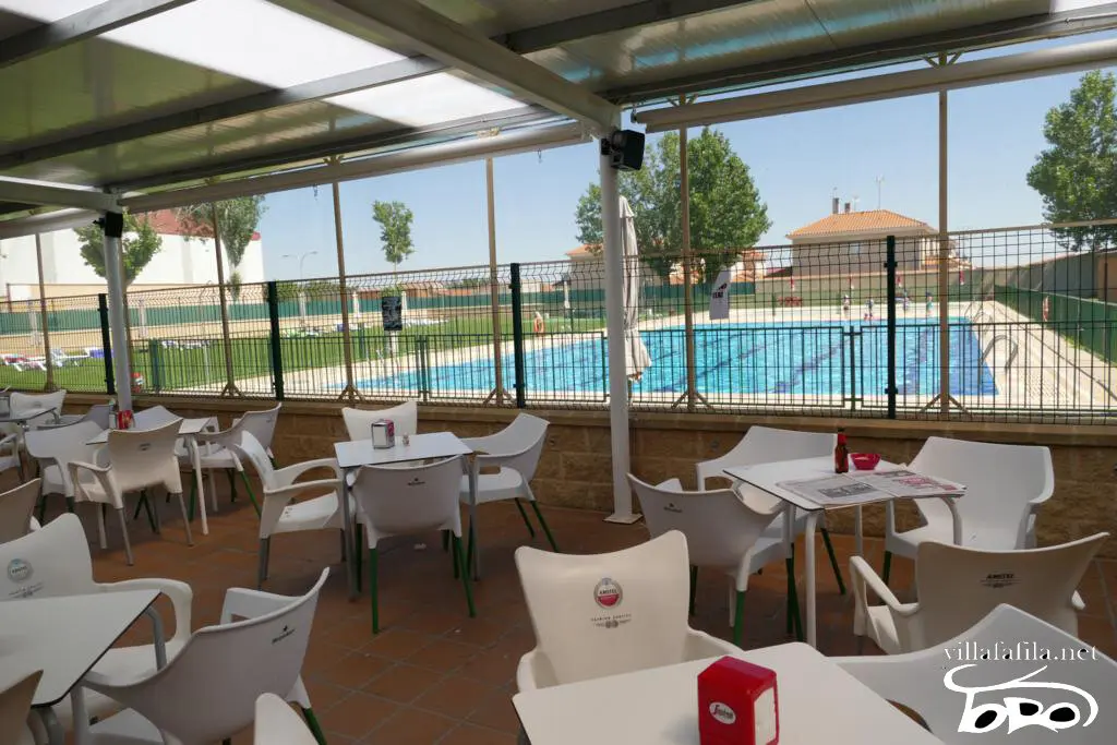 bar y piscina de Villafáfila. IMAGEN VILLAFÁDILA.NET