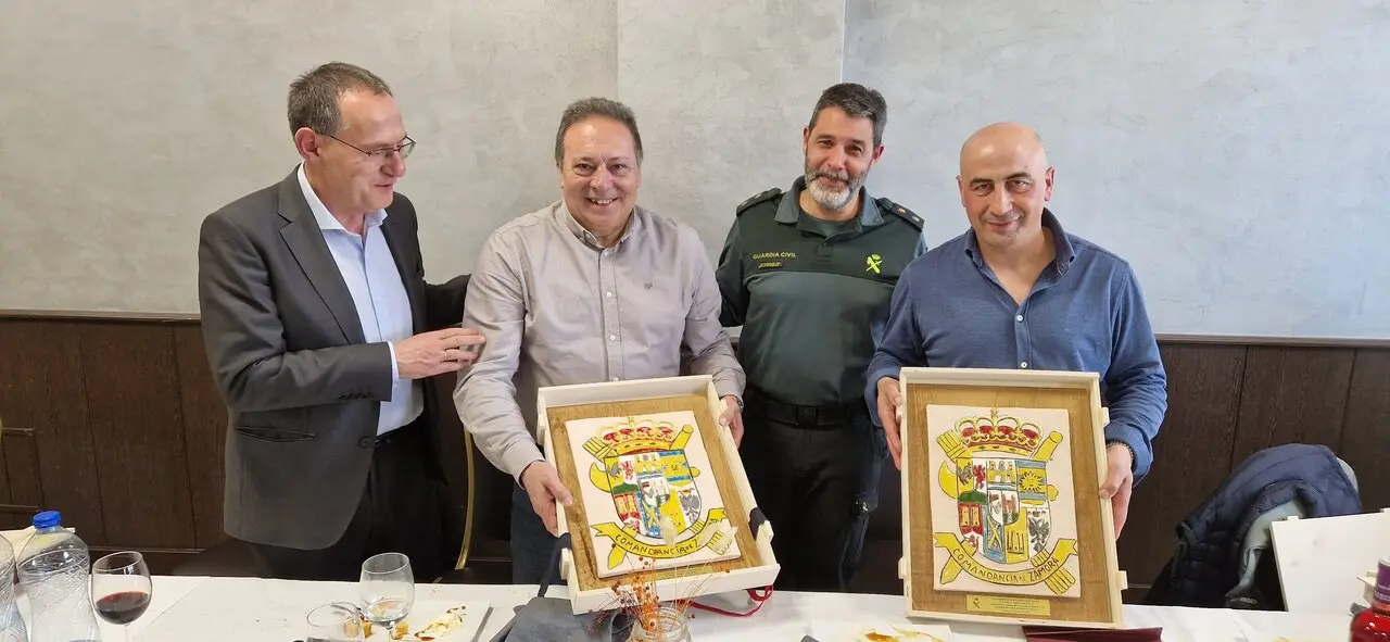 Ángel Blanco despide en Benavente a dos oficiales de la Guardia Civil que parten a nuevos destinos