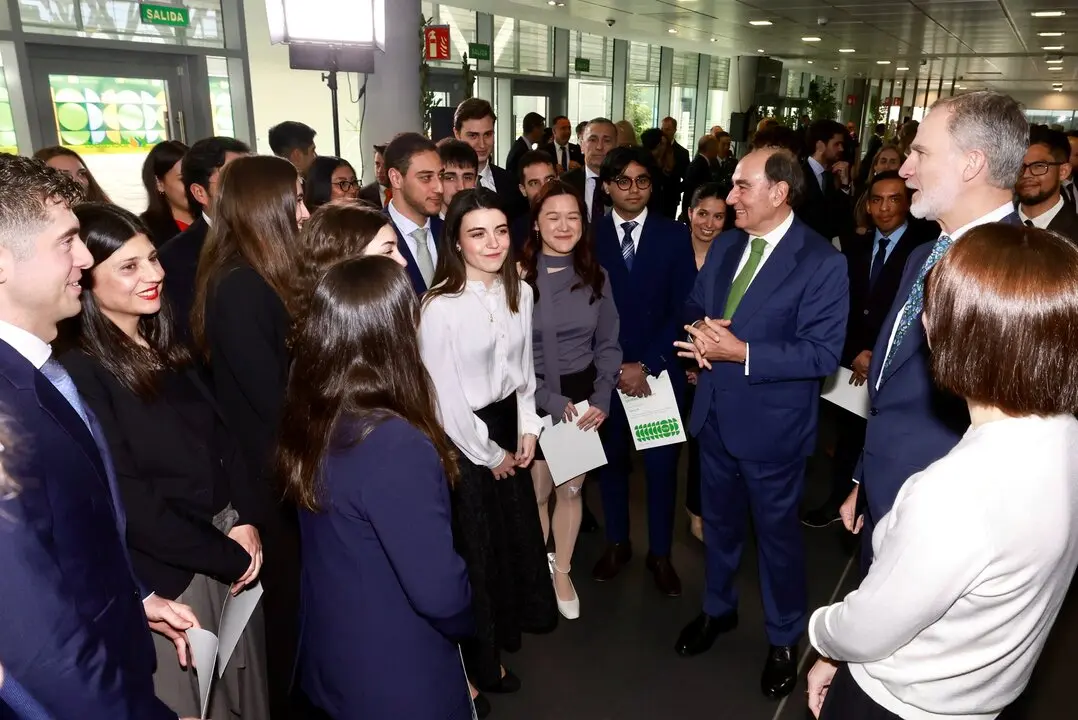 Su Majestad y el presidente de Iberdrola junto a los becados