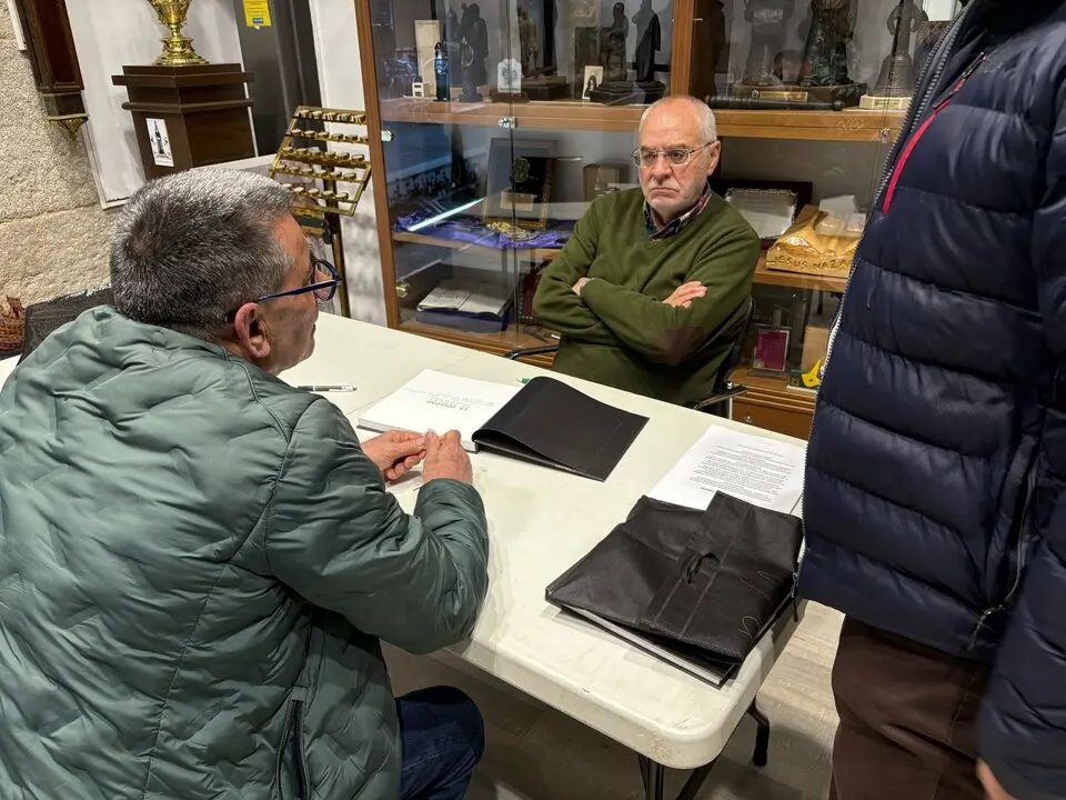 firma de libro sobre la Soledad. IMAGEN REDES SOCIALES