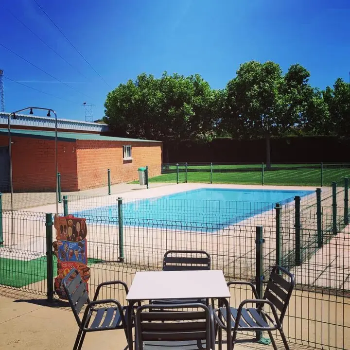 piscina y bar de Andavías. Imagen Facebook