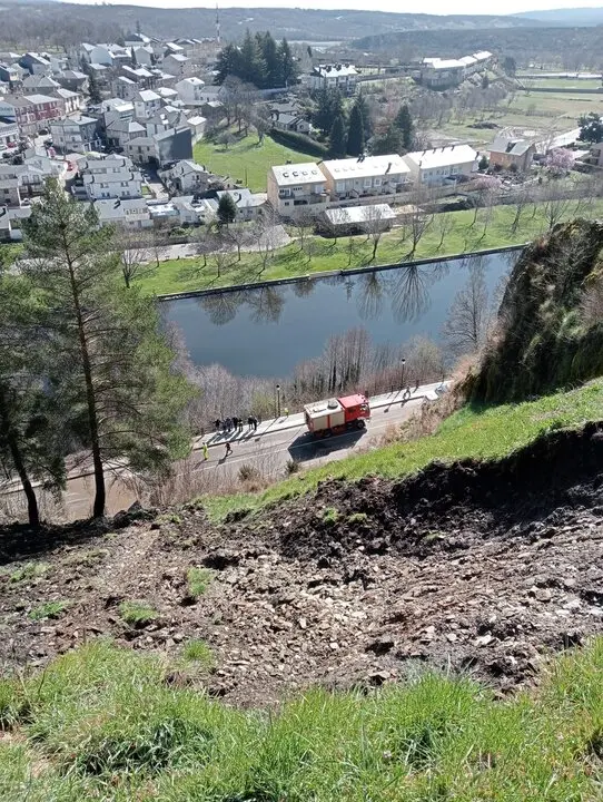 BOMBEROS DE LA DIPUTACIÓN RETIRAN LOS DESPENDIMIENTO DE LA CARRETERA AUTONÓMICA ZA-925 EN PUEBLA DE SANABRIA