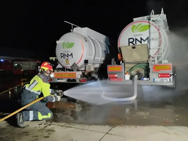 Los bomberos de Zamora controlan una peligrosa fuga química en la A-6