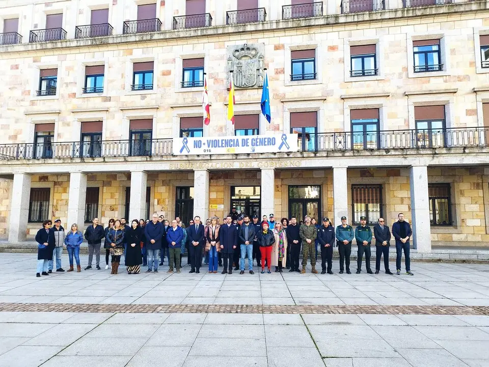 Minuto de silencio frente a la Subdelegación del Gobierno de Zamora por el asesinato de una menor en Murcia